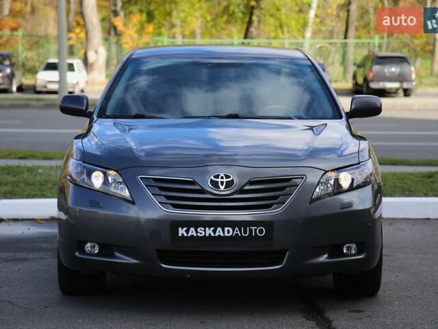 Серый Тойота Камри, объемом двигателя 3.5 л и пробегом 231 тыс. км за 10000 $, фото 1 на Automoto.ua