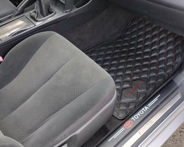 Серый Тойота Камри, объемом двигателя 2.4 л и пробегом 230 тыс. км за 8500 $, фото 58 на Automoto.ua