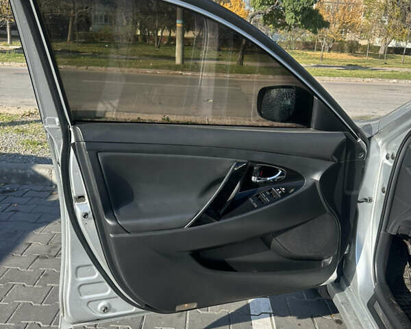 Сірий Тойота Камрі, об'ємом двигуна 2.36 л та пробігом 362 тис. км за 6800 $, фото 4 на Automoto.ua
