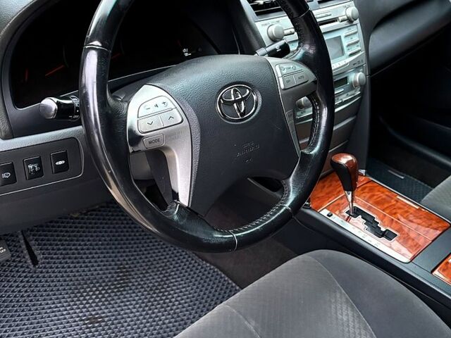 Серый Тойота Камри, объемом двигателя 2.4 л и пробегом 240 тыс. км за 7700 $, фото 8 на Automoto.ua