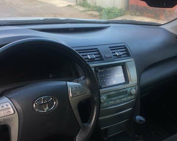 Серый Тойота Камри, объемом двигателя 2.4 л и пробегом 230 тыс. км за 8500 $, фото 3 на Automoto.ua