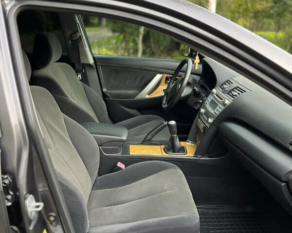 Серый Тойота Камри, объемом двигателя 2.4 л и пробегом 220 тыс. км за 8700 $, фото 47 на Automoto.ua