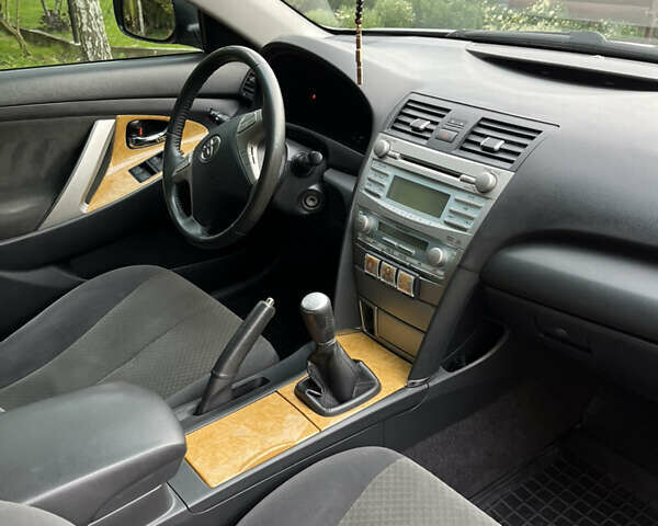 Серый Тойота Камри, объемом двигателя 2.4 л и пробегом 220 тыс. км за 8700 $, фото 48 на Automoto.ua