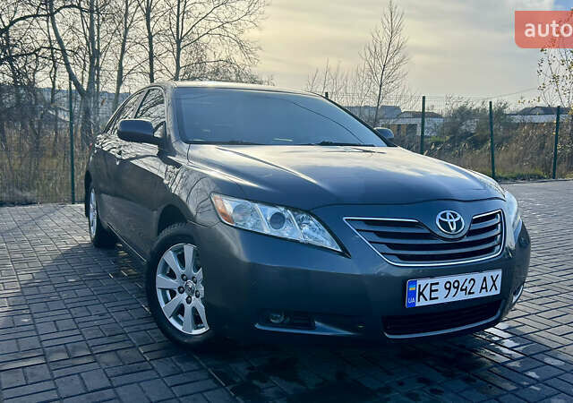 Серый Тойота Камри, объемом двигателя 3.46 л и пробегом 370 тыс. км за 9999 $, фото 2 на Automoto.ua