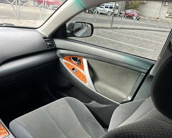 Серый Тойота Камри, объемом двигателя 2.4 л и пробегом 138 тыс. км за 11500 $, фото 11 на Automoto.ua