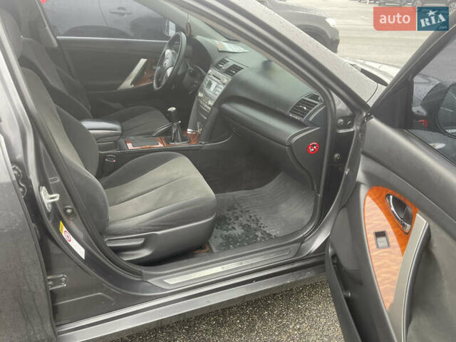 Серый Тойота Камри, объемом двигателя 2.36 л и пробегом 283 тыс. км за 8500 $, фото 6 на Automoto.ua