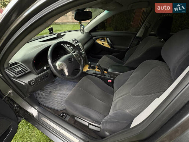 Сірий Тойота Камрі, об'ємом двигуна 2.4 л та пробігом 300 тис. км за 7700 $, фото 15 на Automoto.ua