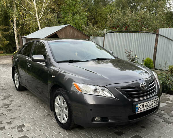 Серый Тойота Камри, объемом двигателя 2.4 л и пробегом 220 тыс. км за 8700 $, фото 4 на Automoto.ua