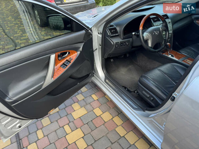 Серый Тойота Камри, объемом двигателя 3.46 л и пробегом 289 тыс. км за 9300 $, фото 7 на Automoto.ua