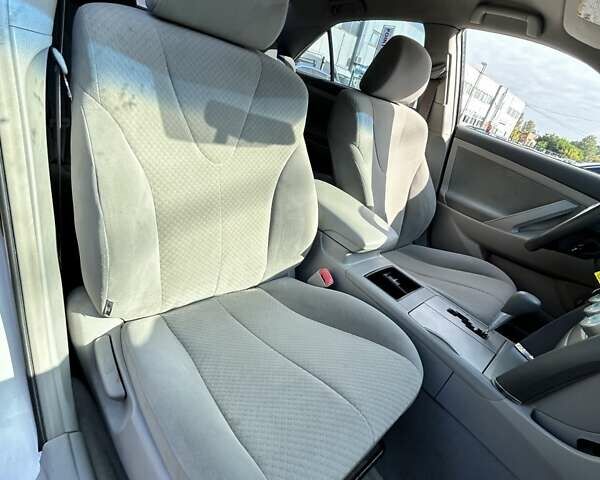 Серый Тойота Камри, объемом двигателя 2.36 л и пробегом 192 тыс. км за 7850 $, фото 23 на Automoto.ua