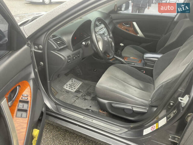 Серый Тойота Камри, объемом двигателя 2.36 л и пробегом 283 тыс. км за 8500 $, фото 10 на Automoto.ua