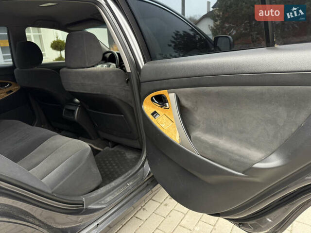 Серый Тойота Камри, объемом двигателя 2.4 л и пробегом 262 тыс. км за 6999 $, фото 26 на Automoto.ua