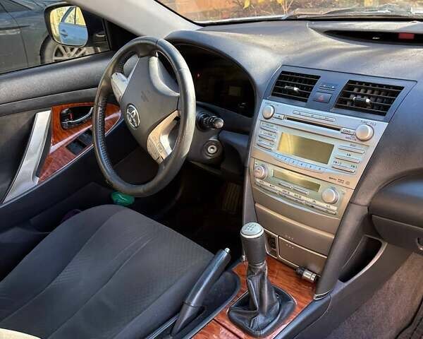 Сірий Тойота Камрі, об'ємом двигуна 2.36 л та пробігом 319 тис. км за 7900 $, фото 10 на Automoto.ua