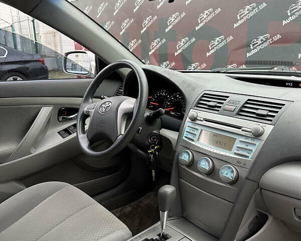 Сірий Тойота Камрі, об'ємом двигуна 2.36 л та пробігом 192 тис. км за 7650 $, фото 26 на Automoto.ua