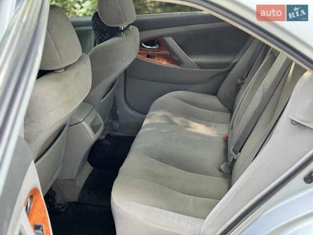 Сірий Тойота Камрі, об'ємом двигуна 2.4 л та пробігом 308 тис. км за 7799 $, фото 12 на Automoto.ua