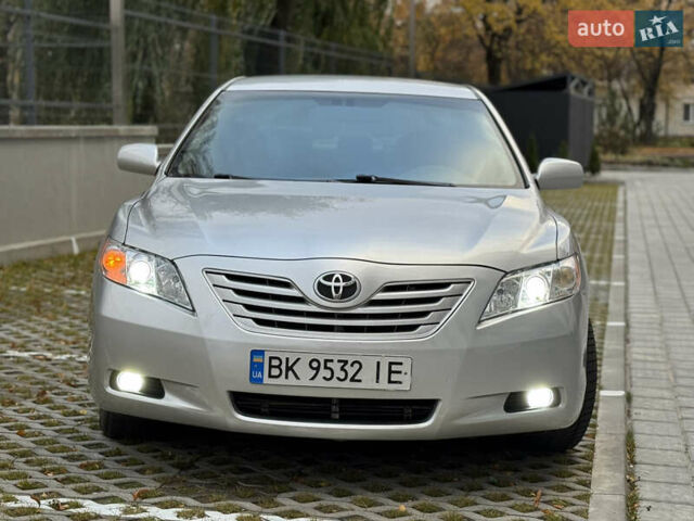 Серый Тойота Камри, объемом двигателя 2.36 л и пробегом 298 тыс. км за 6500 $, фото 2 на Automoto.ua