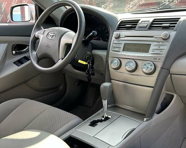 Серый Тойота Камри, объемом двигателя 2.36 л и пробегом 192 тыс. км за 7850 $, фото 24 на Automoto.ua