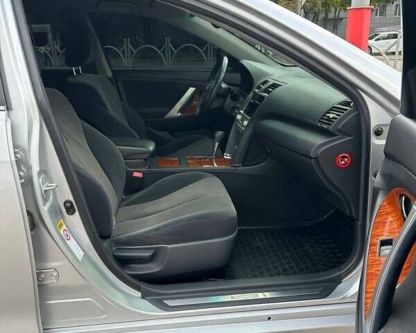 Серый Тойота Камри, объемом двигателя 2.4 л и пробегом 138 тыс. км за 11500 $, фото 19 на Automoto.ua