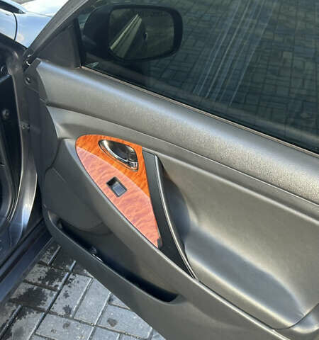 Серый Тойота Камри, объемом двигателя 3.46 л и пробегом 370 тыс. км за 9999 $, фото 7 на Automoto.ua