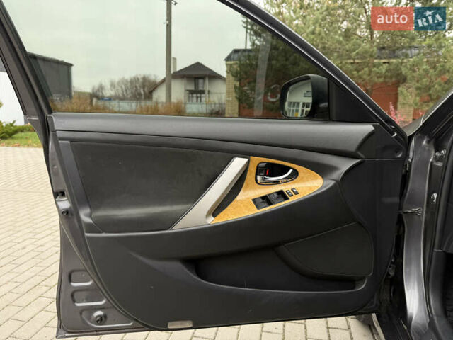 Серый Тойота Камри, объемом двигателя 2.4 л и пробегом 262 тыс. км за 6999 $, фото 9 на Automoto.ua