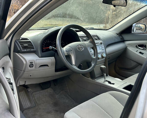 Сірий Тойота Камрі, об'ємом двигуна 2.4 л та пробігом 191 тис. км за 8300 $, фото 19 на Automoto.ua