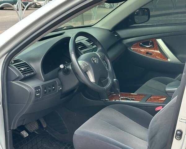 Серый Тойота Камри, объемом двигателя 2.4 л и пробегом 138 тыс. км за 11500 $, фото 13 на Automoto.ua