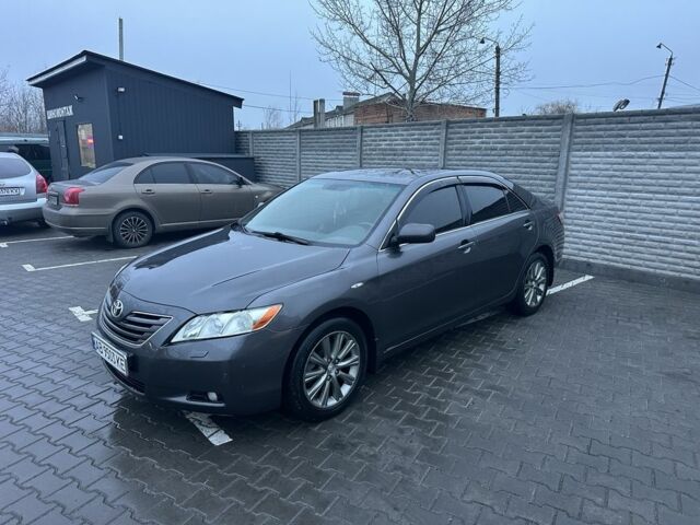 Серый Тойота Камри, объемом двигателя 2.4 л и пробегом 232 тыс. км за 8600 $, фото 3 на Automoto.ua