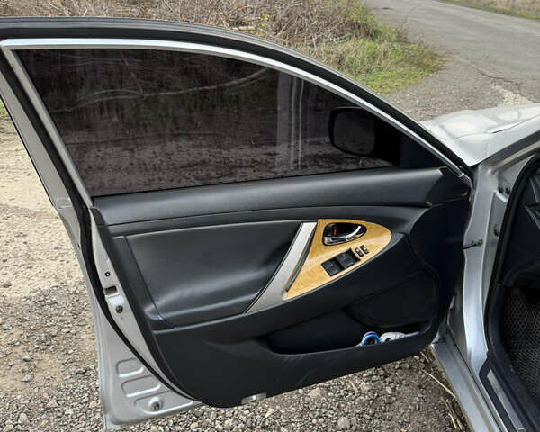 Серый Тойота Камри, объемом двигателя 2.4 л и пробегом 311 тыс. км за 7700 $, фото 9 на Automoto.ua