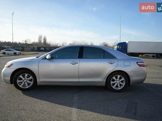 Серый Тойота Камри, объемом двигателя 3.46 л и пробегом 428 тыс. км за 10000 $, фото 2 на Automoto.ua