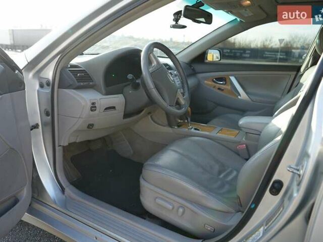Серый Тойота Камри, объемом двигателя 3.46 л и пробегом 428 тыс. км за 10000 $, фото 12 на Automoto.ua