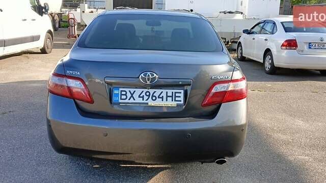 Серый Тойота Камри, объемом двигателя 2.4 л и пробегом 158 тыс. км за 12400 $, фото 2 на Automoto.ua