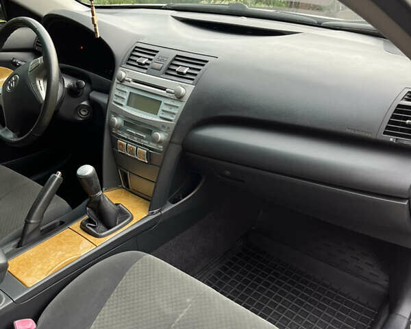 Серый Тойота Камри, объемом двигателя 2.4 л и пробегом 220 тыс. км за 8700 $, фото 49 на Automoto.ua