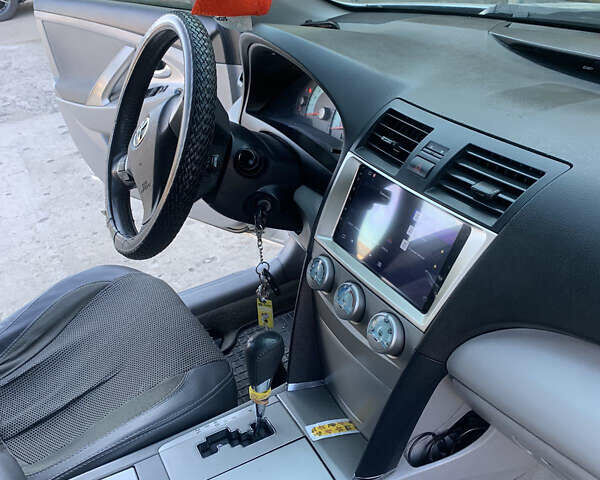 Сірий Тойота Камрі, об'ємом двигуна 2.36 л та пробігом 230 тис. км за 8500 $, фото 3 на Automoto.ua