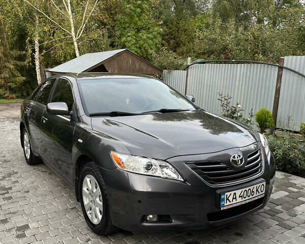 Серый Тойота Камри, объемом двигателя 2.4 л и пробегом 220 тыс. км за 8700 $, фото 3 на Automoto.ua
