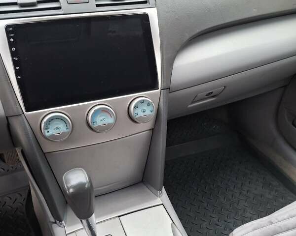 Серый Тойота Камри, объемом двигателя 2.4 л и пробегом 215 тыс. км за 6900 $, фото 7 на Automoto.ua