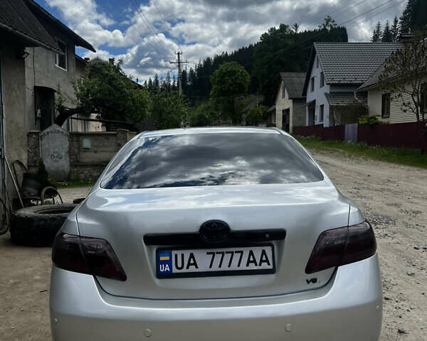 Сірий Тойота Камрі, об'ємом двигуна 3.5 л та пробігом 297 тис. км за 8499 $, фото 3 на Automoto.ua