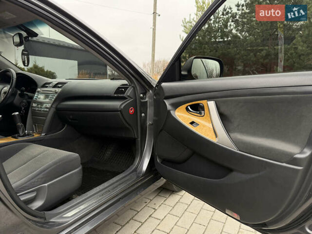 Серый Тойота Камри, объемом двигателя 2.4 л и пробегом 262 тыс. км за 6999 $, фото 16 на Automoto.ua