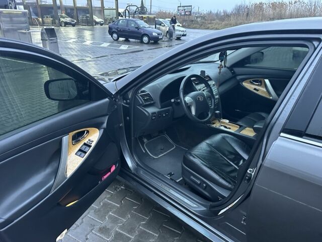 Серый Тойота Камри, объемом двигателя 2.4 л и пробегом 232 тыс. км за 8600 $, фото 4 на Automoto.ua