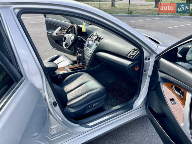 Серый Тойота Камри, объемом двигателя 3.46 л и пробегом 333 тыс. км за 8200 $, фото 13 на Automoto.ua