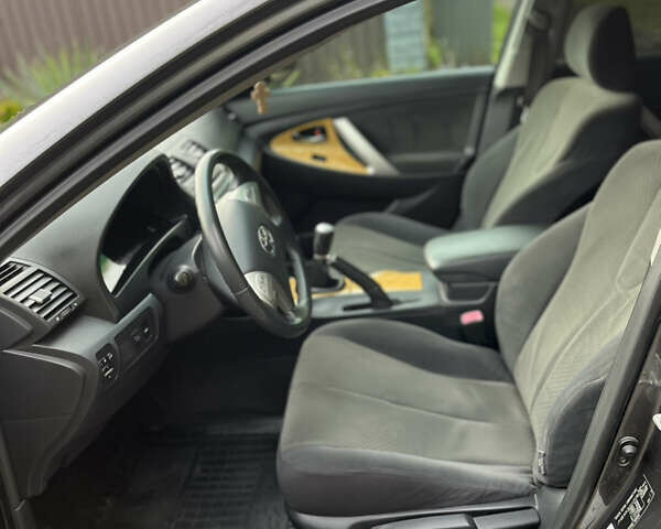 Серый Тойота Камри, объемом двигателя 2.4 л и пробегом 220 тыс. км за 8700 $, фото 42 на Automoto.ua