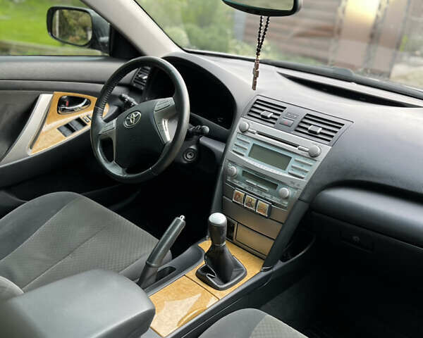 Серый Тойота Камри, объемом двигателя 2.4 л и пробегом 220 тыс. км за 8700 $, фото 52 на Automoto.ua