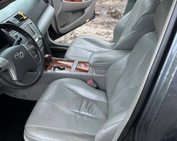 Сірий Тойота Камрі, об'ємом двигуна 2.36 л та пробігом 295 тис. км за 9000 $, фото 7 на Automoto.ua