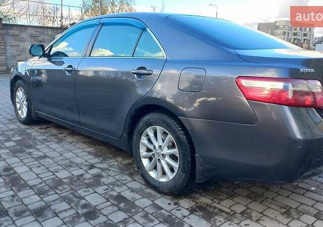 Серый Тойота Камри, объемом двигателя 2.36 л и пробегом 305 тыс. км за 7800 $, фото 49 на Automoto.ua