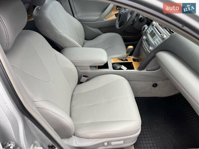 Серый Тойота Камри, объемом двигателя 3.5 л и пробегом 350 тыс. км за 8200 $, фото 7 на Automoto.ua