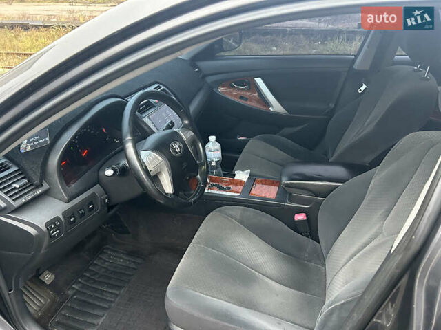 Серый Тойота Камри, объемом двигателя 2.36 л и пробегом 240 тыс. км за 7000 $, фото 3 на Automoto.ua