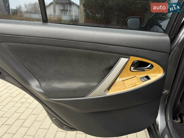 Серый Тойота Камри, объемом двигателя 2.4 л и пробегом 262 тыс. км за 6999 $, фото 30 на Automoto.ua