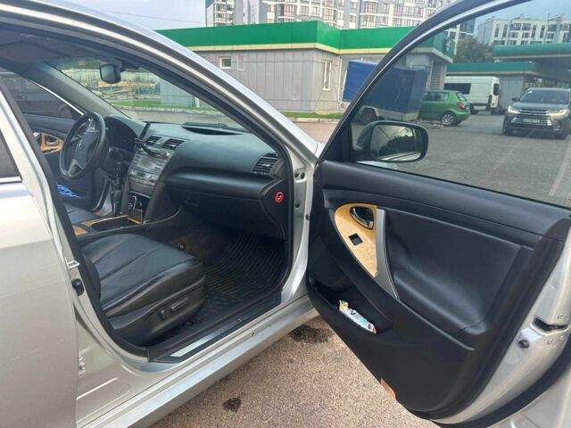 Серый Тойота Камри, объемом двигателя 2.4 л и пробегом 165 тыс. км за 9999 $, фото 21 на Automoto.ua