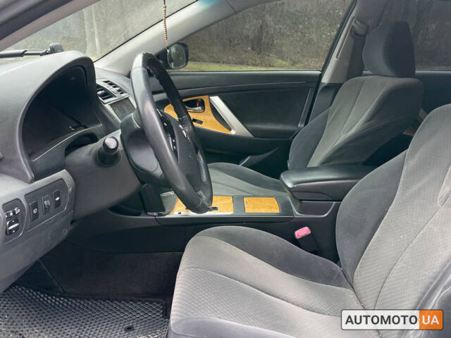 Серый Тойота Камри, объемом двигателя 2.4 л и пробегом 315 тыс. км за 8300 $, фото 7 на Automoto.ua