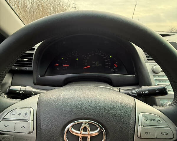 Серый Тойота Камри, объемом двигателя 2.4 л и пробегом 311 тыс. км за 7700 $, фото 17 на Automoto.ua