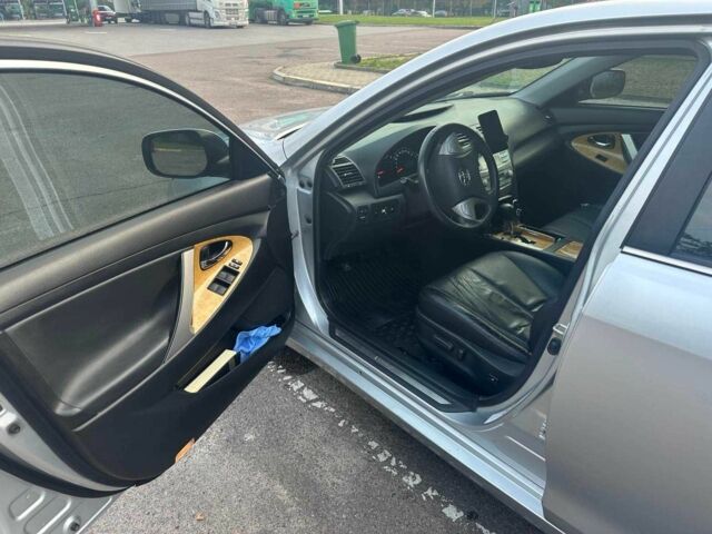 Серый Тойота Камри, объемом двигателя 2.4 л и пробегом 165 тыс. км за 9999 $, фото 10 на Automoto.ua